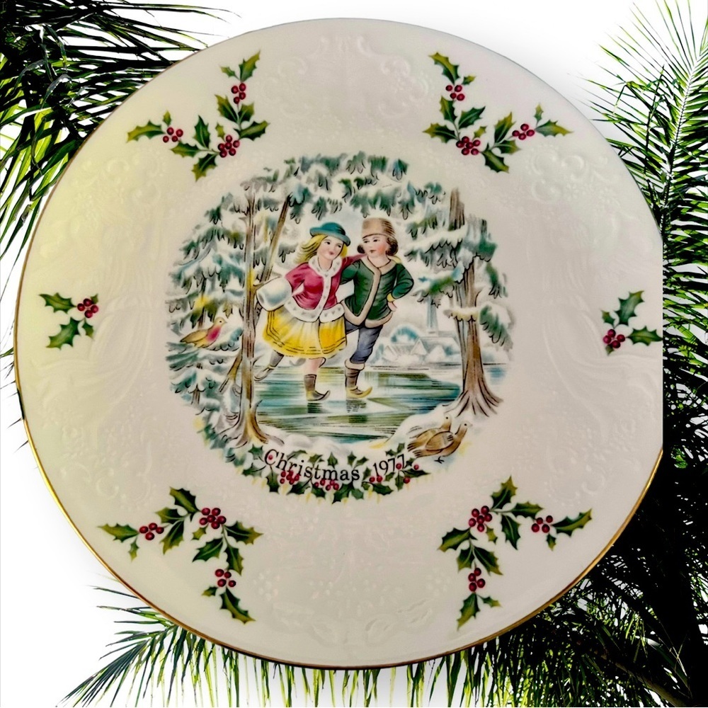 Vintage Royal Doulton 1977 Christmas Plate, Original box.